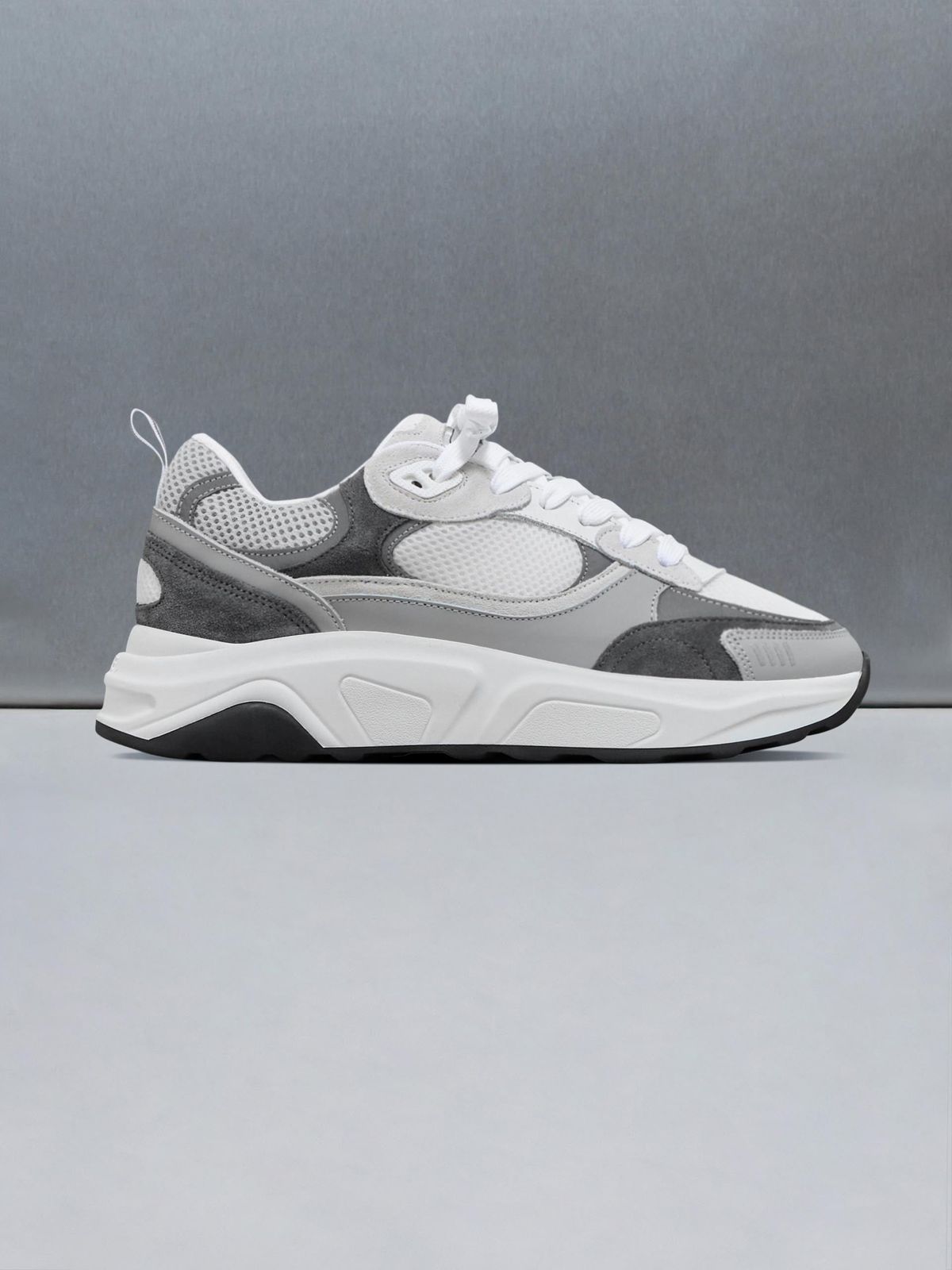 Flow Runner in White Grey