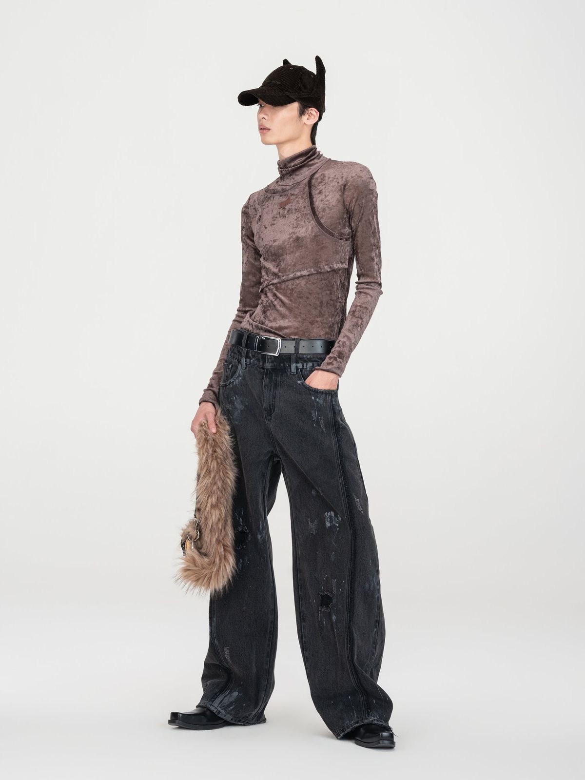 HAND-DISTRESSED JEANS