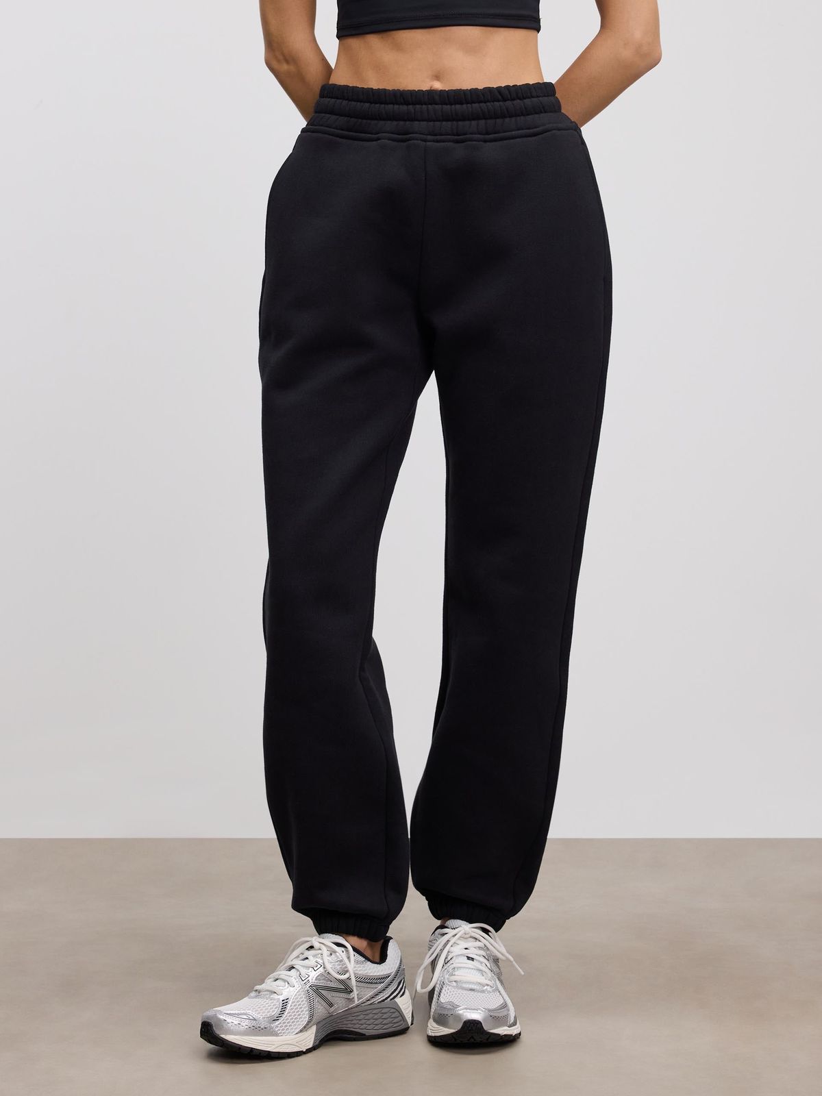 Womens Relaxed Cuffed Jogger in Black