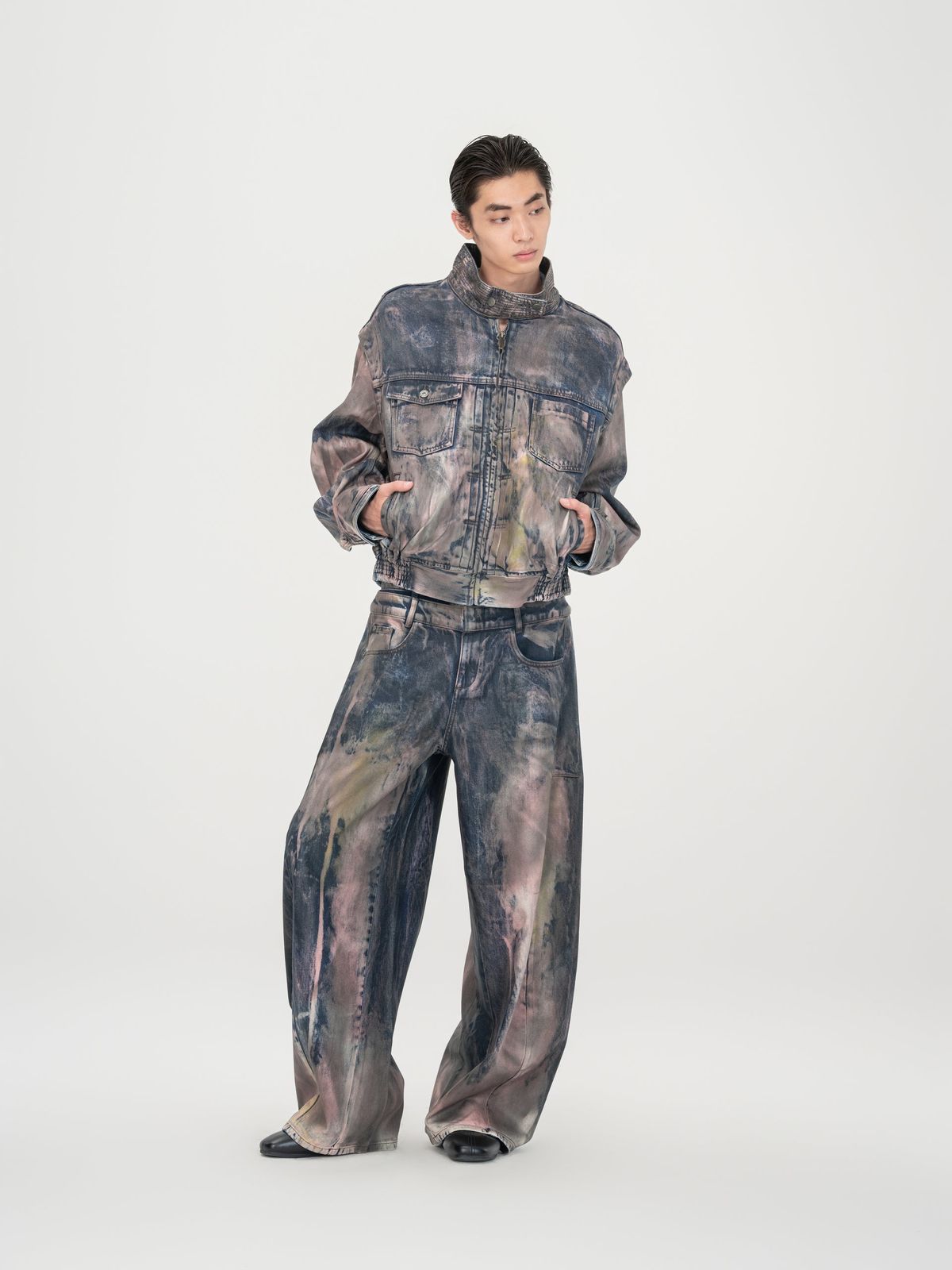 BROWN ARTISTICALLY TIE-DYED COATED DENIM STAND-COLLAR JACKET