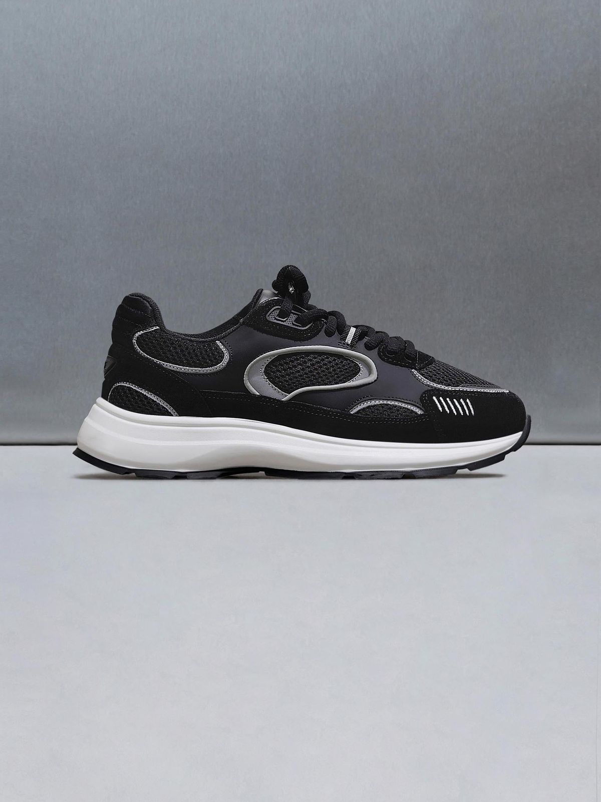 Circuit Trainer in Black