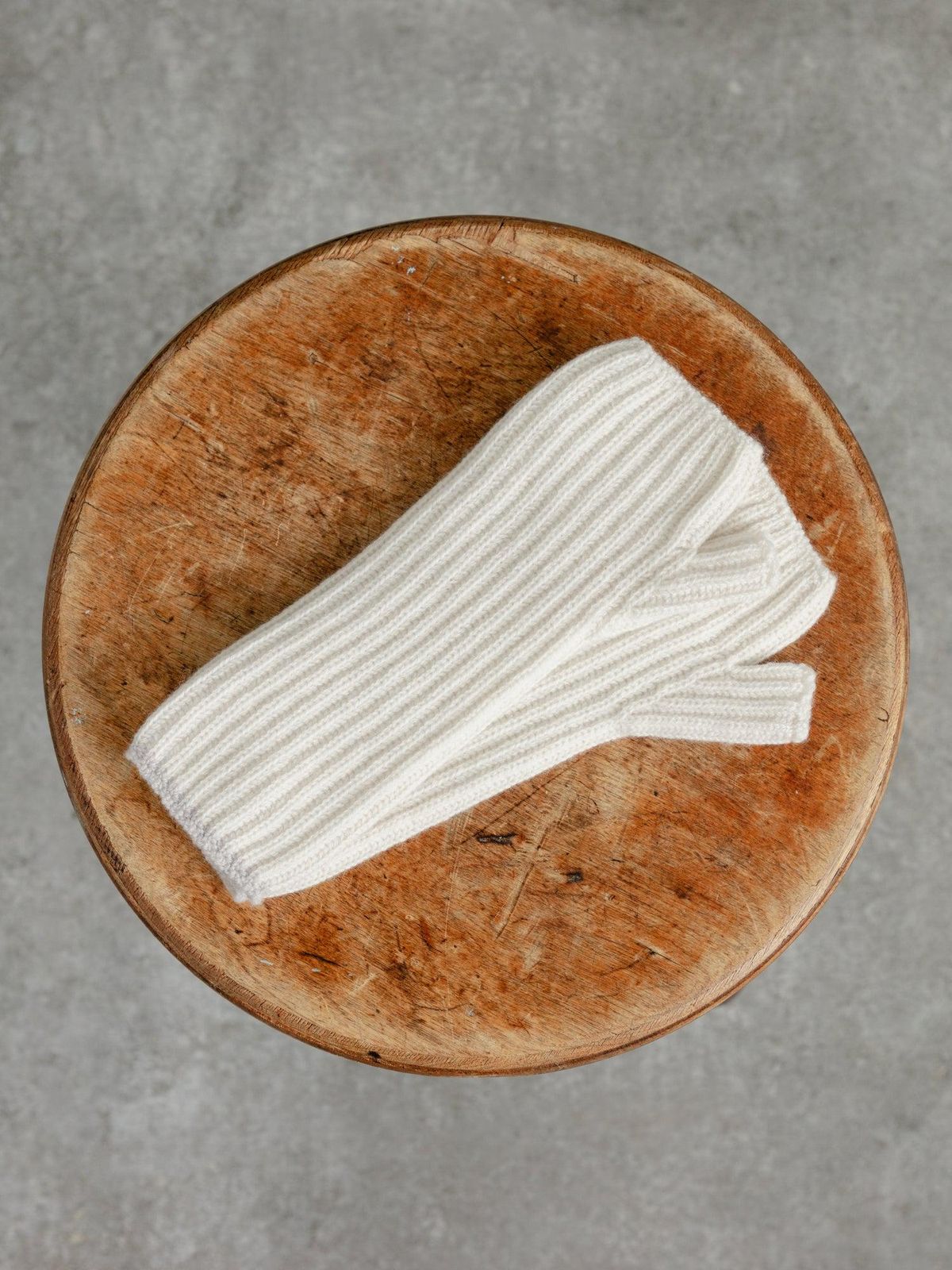 The Tipped Cashmere Wrist Warmers - Flake White