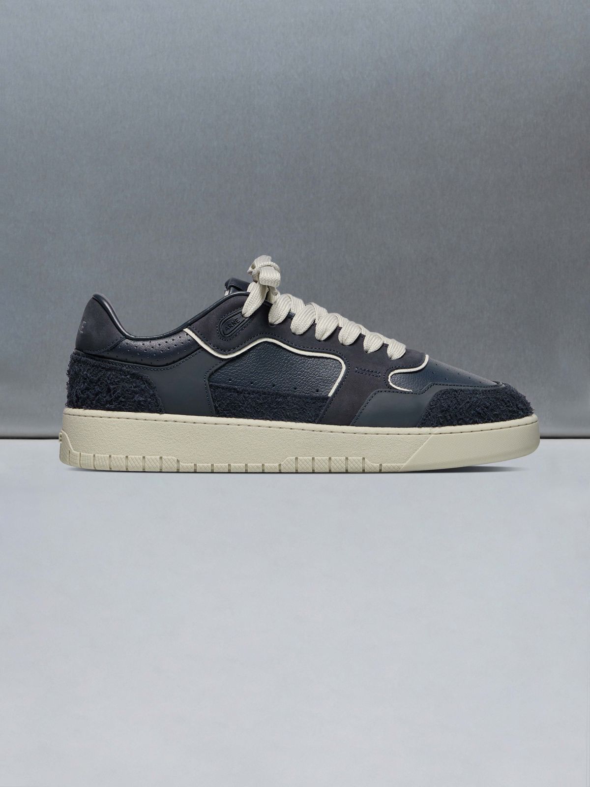 Hoop Trainer in Navy Beige