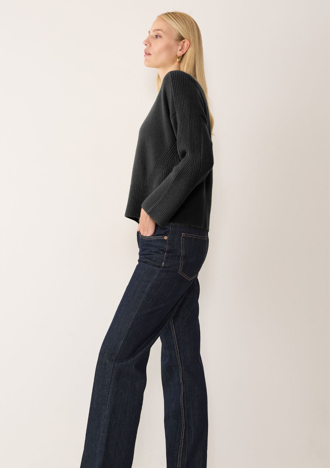 Ribbed Detail Lofty Crew Sweatshirt in Black