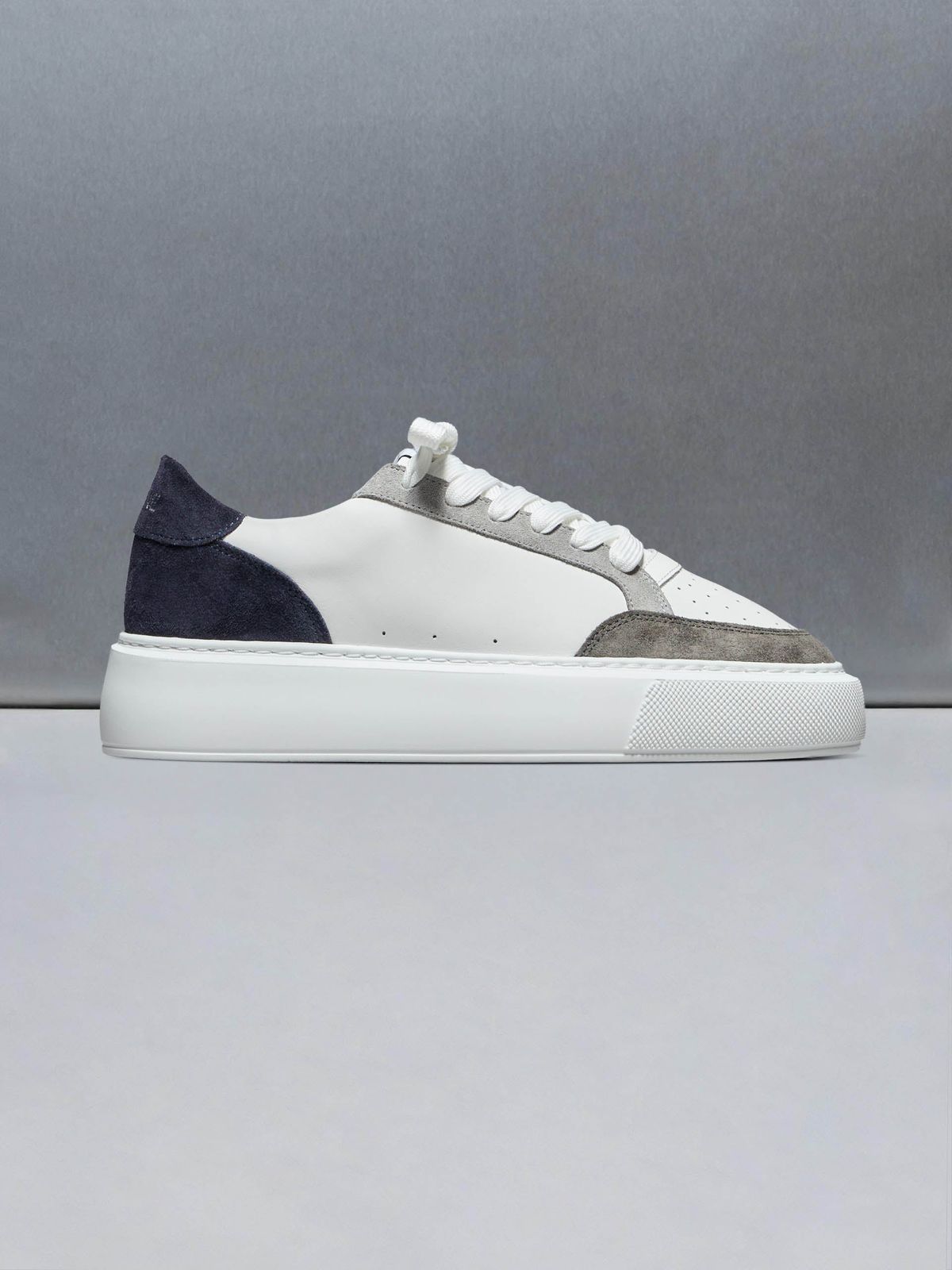Court Trainer 2.0 in White Navy
