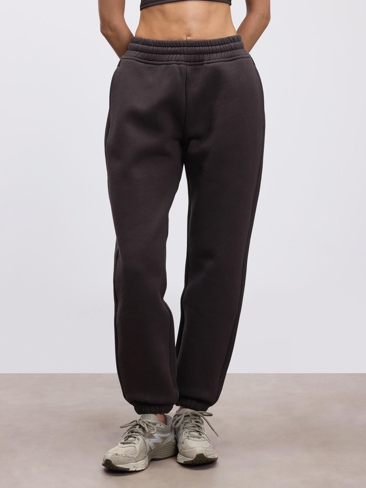 Womens Relaxed Cuffed Jogger in Brown