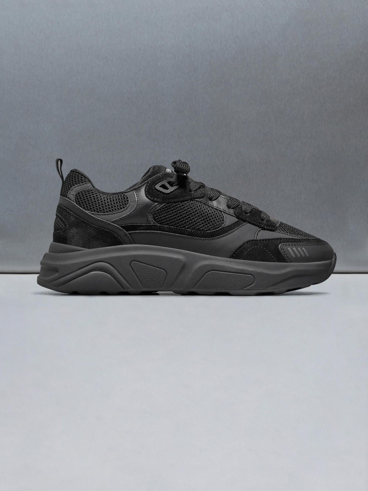 Flow Runner in Triple Black