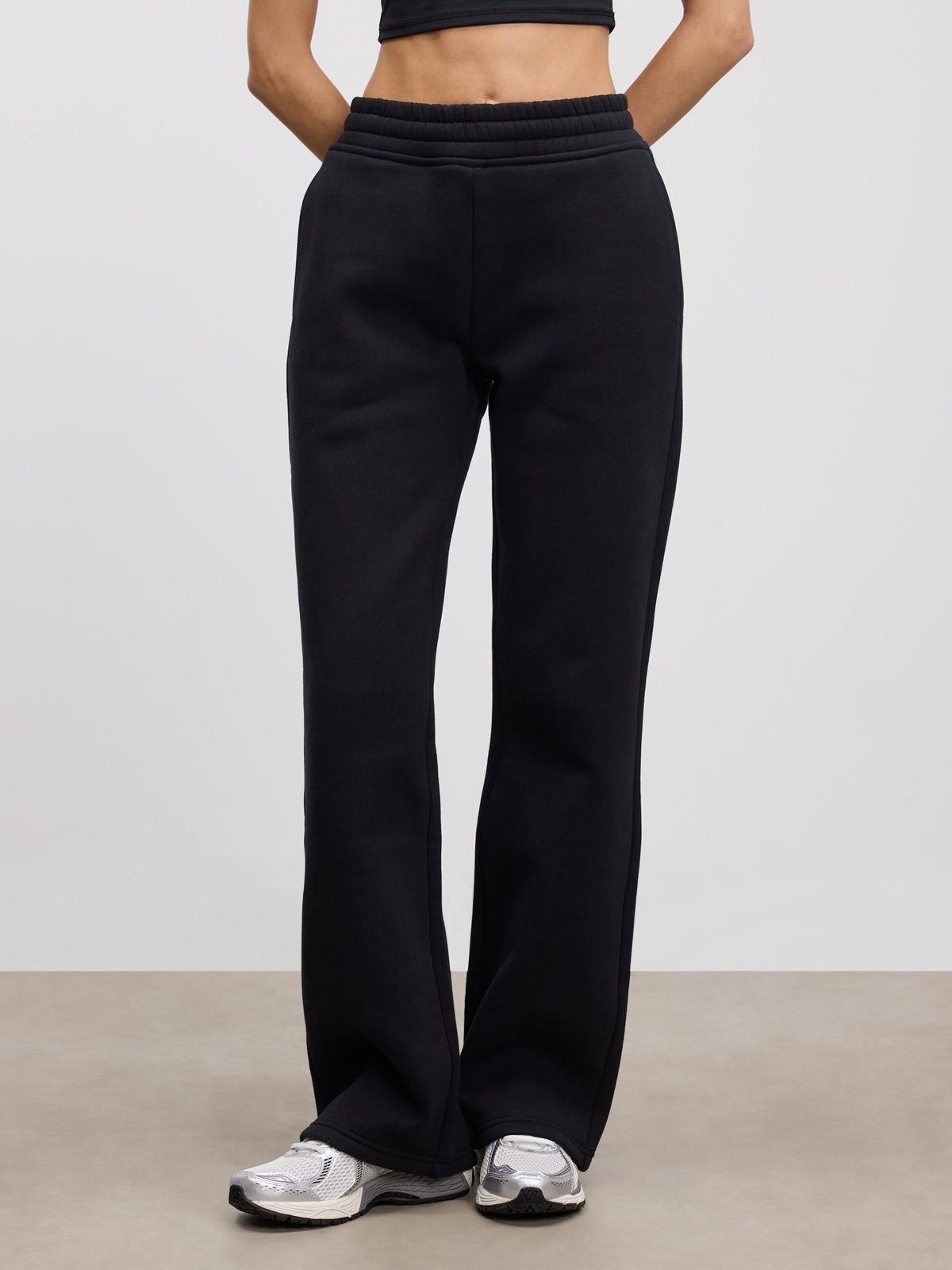 Womens Relaxed Straight Leg Jogger in Black