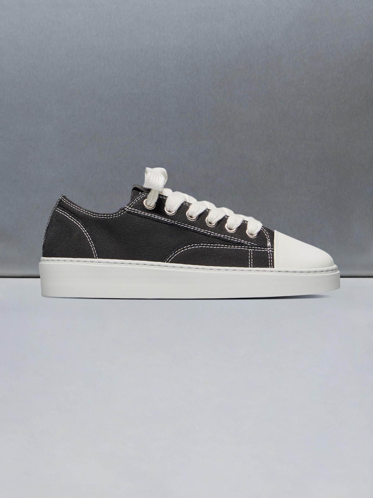 Mid Essential Homerun in Black White