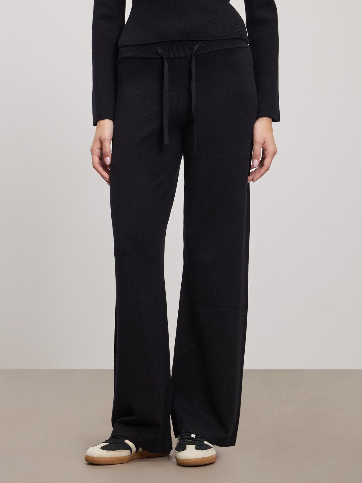 Womens Light Knit Straight Leg Jogger in Black