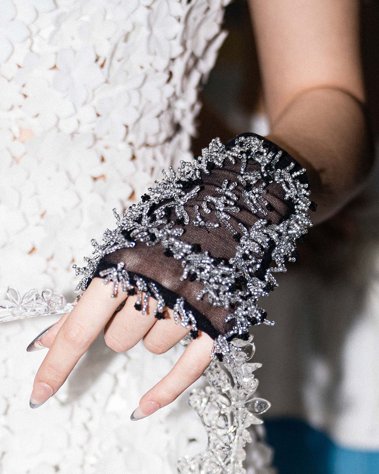 EMBROIDERY FINGERLESS GLOVES